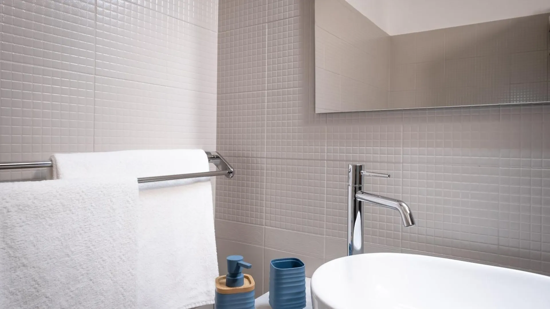 Canova Apartment 노토